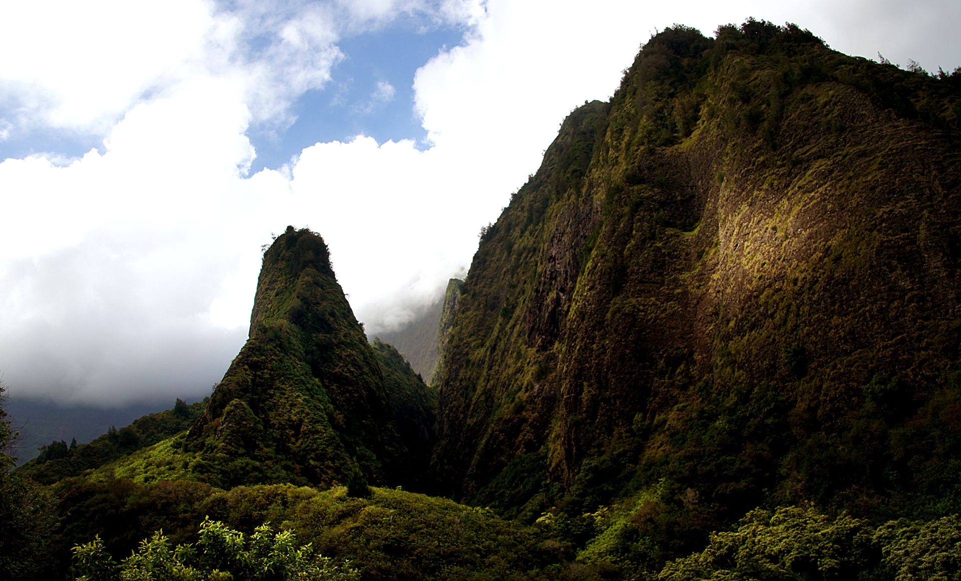 ʻĪao Valley, Wailuku, Maui, with clouds over green peaks